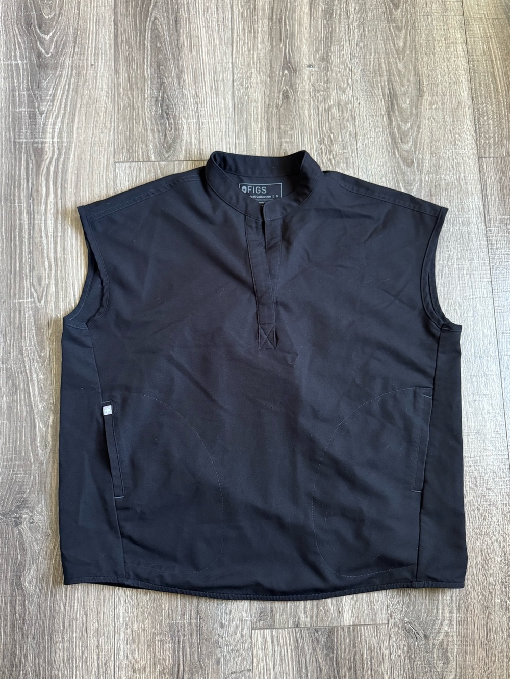 FIGS Rafaela Black Scrub Top - S